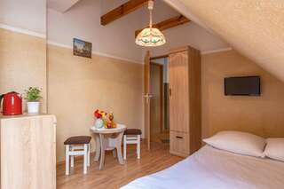 Отели типа «постель и завтрак» Letni Dworek Сарбиново Двухместный номер с двуспальной кроватью и дополнительной кроватью-3